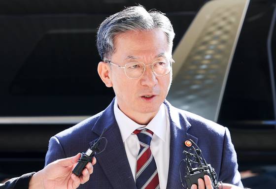 정성호 법무부 장관이 10일 정부과천청사 법무부로 출근하며 검찰의 '대장동 항소 포기' 결정과 관련한 입장을 밝히고 있다. 우상조 기자