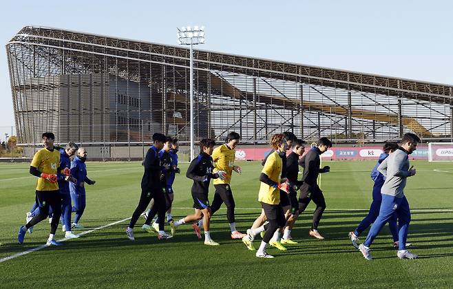 축구대표팀 선수들이 10일 충남 천안시 대한민국축구종합센터에서 훈련하고 있다. [뉴스1]