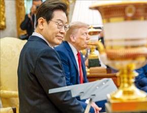 이재명 대통령이 지난 8월25일(현지시간) 백악관에서 열린 도널드 트럼프 미국 대통령과의 한미정상회담에서 B-2 모형을 바라보고 있다.  백악관 제공