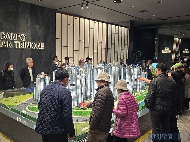 서울 서초구 반포동 '반포 래미안 트리니원' 모형도를 보는 예비 청약자. 사진=이송렬 기자.