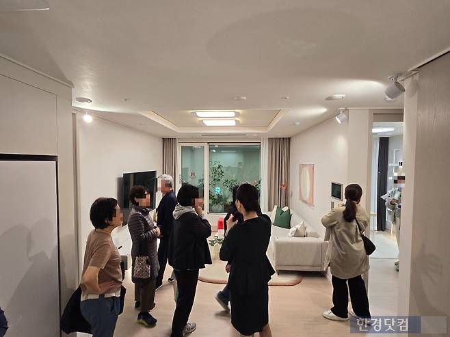 서울 서초구 반포동 '반포 래미안 트리니원' 전용 59㎡B 유닛을 둘러보는 예비 청약자. 사진=이송렬 기자.