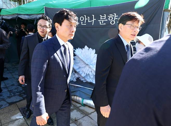 MBC가 지난달 15일 오전 서울 상암동 MBC신사옥에서 '기상캐스터 故 오요안나의 사망을 둘러싼 직장 내 괴롭힘'에 대한 기자회견을 열었다. 기자회견 종료 후 안형준 MBC 사장이 고 오요안나 분향소를 찾아 조문하고 있다. 사진=변성현 한경닷컴 기자