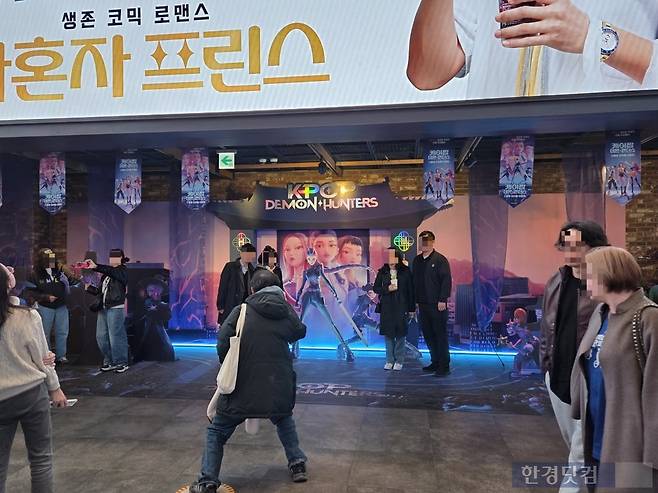 지난 2일 서울 용산구 소재 한 CGV 매장에 전시된 입간판 앞에서 관람객들이 사진 촬영을 하고 있다./사진=박수림 기자