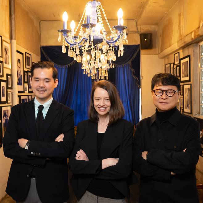 뮤지컬 <물랑루즈!> 한국 공연 제작에 참여한 최윤하 PD, 저신타 존 협력 연출, 예주열 공연사업부장(왼쪽부터)  CJ ENM 제공