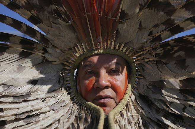 브라질 원주민 남성이 지난 6월 17일(현지시간) 리우데자네이루에서 아마존강 하구 인근 석유 시추 허가에 반대하는 시위를 벌이고 있다. AP연합뉴스