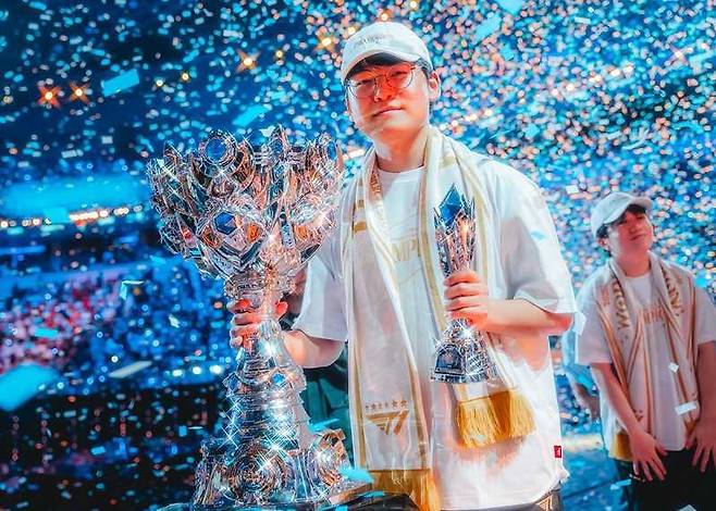 Lee “Gumayusi” Min-hyung poses for a photo after the 2025 LoL World Championship match held in Chengdu, China. (Riot Games)