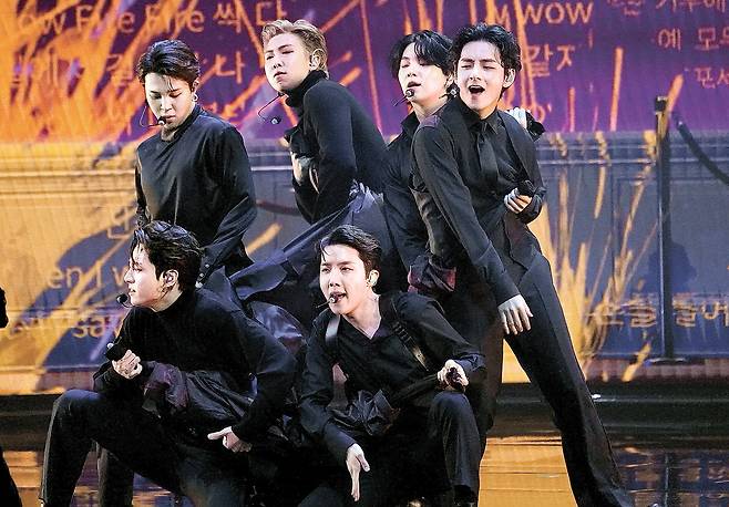 BTS performs ″Butter″ at the 64th Annual Grammy Awards on Sunday, April 3, 2022, in Las Vegas. [AP/YONHAP]