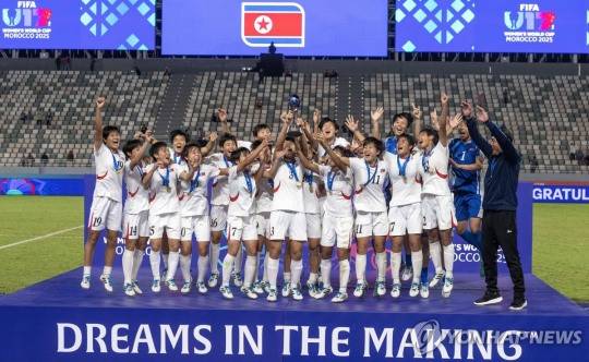 2025 U-17 여자 월드컵 우승 트로피를 들어올리는 북한 U-17 여자 축구 대표팀 선수들[EPA=연합뉴스]