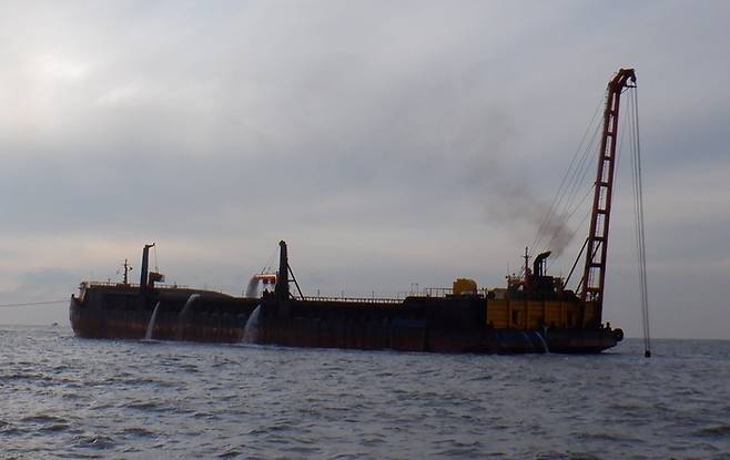 바다골재 채취 업체가 인천 해역에서 바닷모래를 채취하고 있다. <한국골재협회 인천지회 제공>