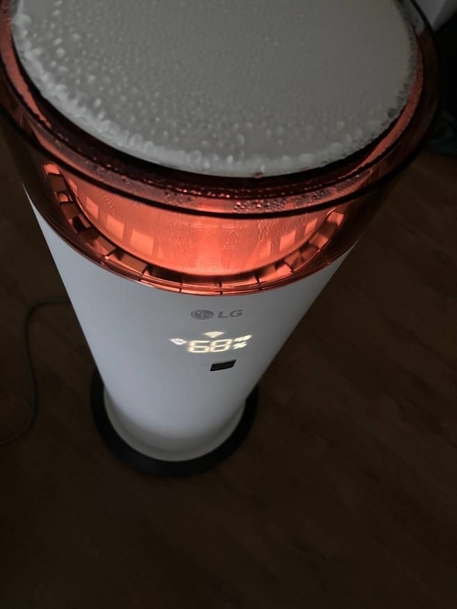 무드등이 작동하고 있는 LG하이드로에센셜 가습기.[독자]