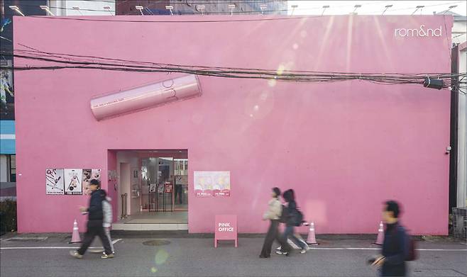 성수동은 지금 뷰티 플래그십 전쟁터다. 저마다 브랜드 정체성을 담은 외관으로 눈길 사로잡기 경쟁 중이다. 사진 위에서부터 라카 플래그십 스토어, 퓌 아지트 성수, 롬앤 핑크오피스. (윤관식 기자)