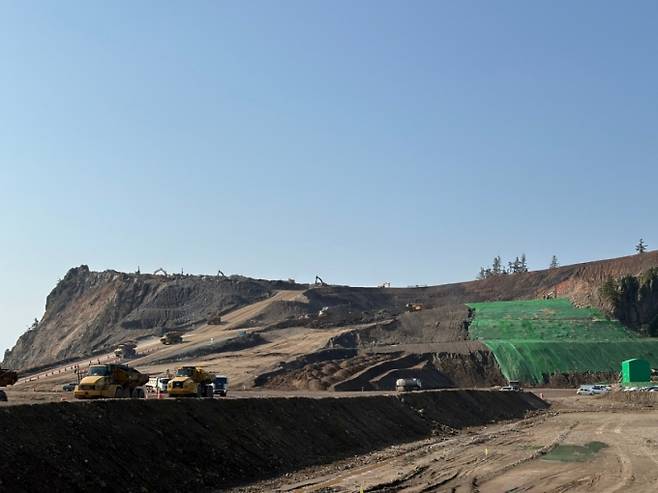 공항부지 매립에 필요한 토사를 확보하기 위해 깎여나간 가두봉의 모습. 198m의 가두봉은 현재 3분의1 정도만 남았다. /사진=김효정 기자