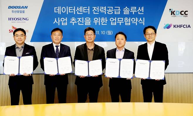 이승준 두산퓨얼셀 상무(왼쪽 네번째)가 업무 협약식 후 참석자들과 기념 사진을 촬영하고 있다./사진제공=두산퓨얼셀