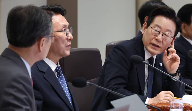 이재명 대통령이 4일 용산 대통령실에서 열린 국무회의에서 외교부 업무보고를 받은 뒤 조현 외교부 장관에게 질문하고 있다. 연합뉴스