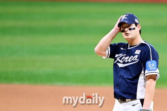 9일 오후 서울 구로구 고척스카이돔에서 진행된 '2025 NAVER K-BASEBALL SERIES' 대한민국-체코와의 평가전 경기. 대한민국 김서현이 5회말 구원 등판해 볼넷을 허용한 뒤 아쉬워 하고 있다./고척=곽경훈 기자 kphoto@mydaily.co.kr