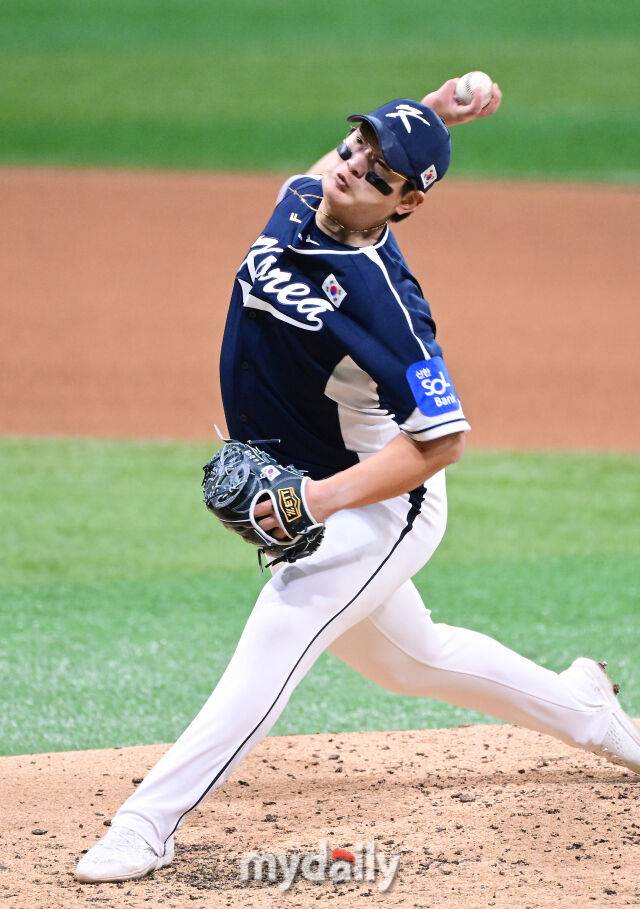 9일 오후 서울 구로구 고척스카이돔에서 진행된 '2025 NAVER K-BASEBALL SERIES' 대한민국-체코와의 평가전 경기.대한민국 김서현이 5회말 구원 등판해 역투를 펼치고 있다./고척=곽경훈 기자