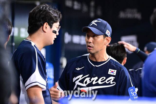 9일 오후 서울 구로구 고척스카이돔에서 진행된 '2025 NAVER K-BASEBALL SERIES' 대한민국-체코와의 평가전 경기.대한민국 김서현이 더그아웃에서 김광삼 코치와 이야기를 나누고 있다./고척=곽경훈 기자