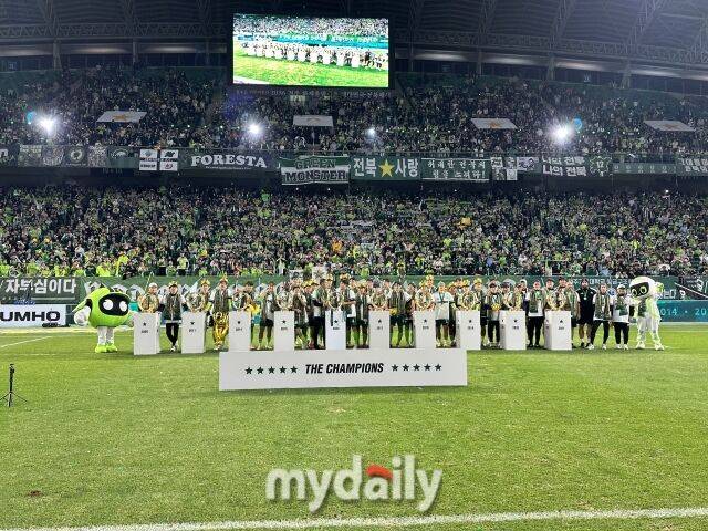 전북 현대가 대전 하나시티즌과의 36라운드 경기가 끝난 뒤 우승 세레머니를 진행했다./전주월드컵경기장=노찬혁 기자