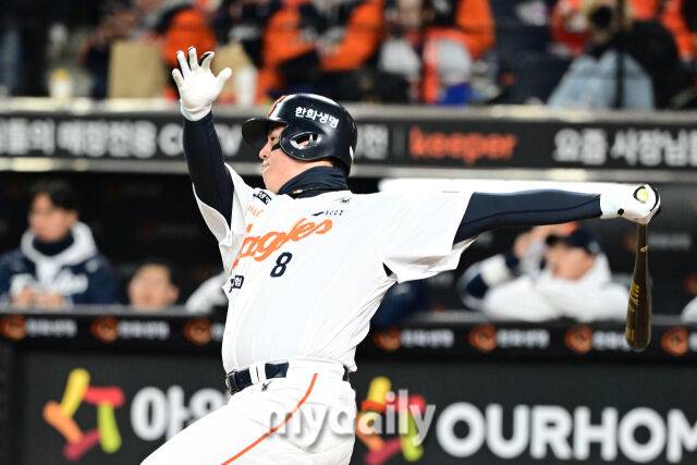 31일 오후 대전 한화생명 볼파크에서 진행된 '2025 신한 SOL Bank KBO 한국시리즈 5차전' LG트윈스-한화 이글스와의 경기. 한화 노시환이 2회말 선두타자로 등장해 안타를 때리고 있다./마이데일리