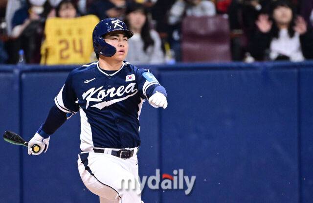 9일 오후 서울 구로구 고척스카이돔에서 진행된 '2025 NAVER K-BASEBALL SERIES' 대한민국-체코와의 평가전 경기.대한민국 문현빈이 2회초 타격을 하고 있다./고척=곽경훈 기자