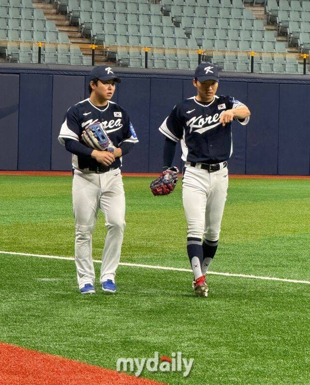 서로의 노하우를 끝없이 공유하고 있는 문현빈, 박해민./고척 = 박승환 기자