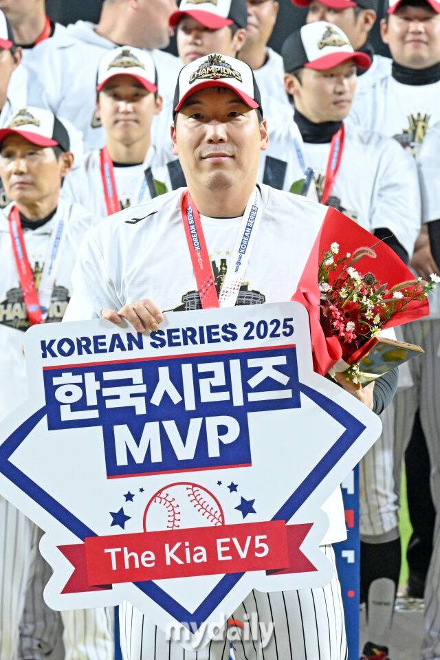 31일 대전 한화생명 볼파크 야구장에서 열린 LG 트윈스의 '2025 신한 SOL 뱅크 KBO 한국시리즈 우승 시상식.한국시리즈 MVP로 선정된 LG 김현수/마이데일리