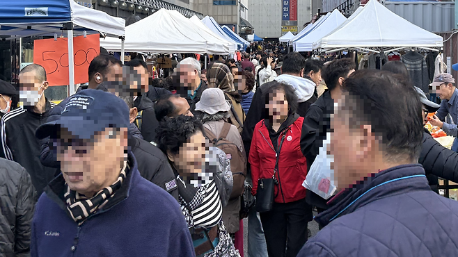 지난 9일 찾은 서울 종로구 동대문 일요시장은 저렴한 옷을 구매하기 위해 방문한 사람들로 가득했다. 박연수 기자
