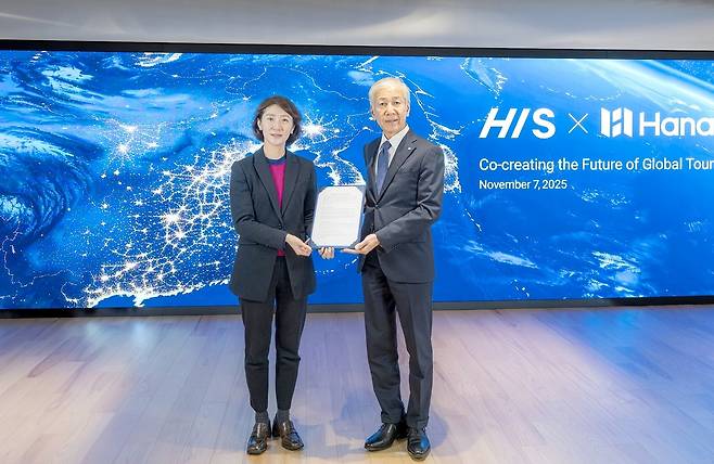 송미선 하나투어 대표이사(왼쪽)와 야다 모토시 HIS 대표이사가 일본에서 협약식을 마친뒤 기념촬영을 하고 있다.