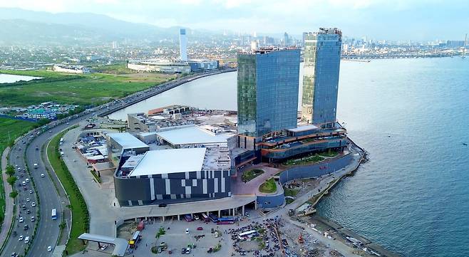 누스타 옆 해안산책길에선 고품격 랜드마크, 세부해협, 청정 산악 국립공원가 한눈에 보인다.