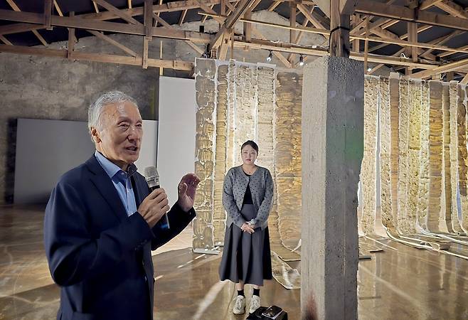 ‘개펄의 속삭임’  미술전시 개막식에서 인사말을 하는 김상일 태평염전 대표