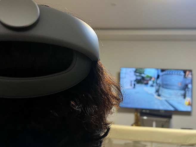 삼성전자 갤럭시XR로 유튜브 VR 영상을 시청하는 모습. [박혜림 기자/rim@]