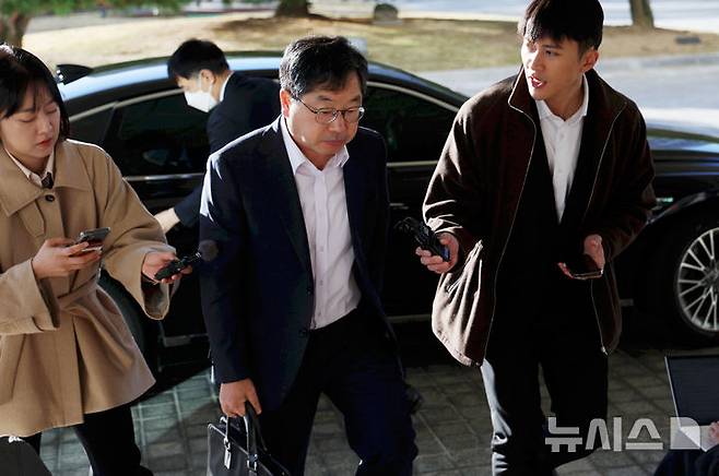 [서울=뉴시스] 홍효식 기자 = 대장동 사건 항소 포기를 두고 검찰 조직 내부에서 거센 반발이 이어지고 있는 가운데 노만석 검찰총장 직무대행이 10일 오전 서울 서초구 대검찰청으로 출근하고 있다. 2025.11.10. yesphoto@newsis.com