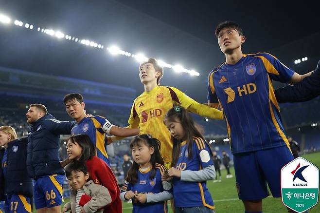 [서울=뉴시스] 프로축구 K리그1 울산 HD 선수단. (사진=한국프로축구연맹 제공) *재판매 및 DB 금지