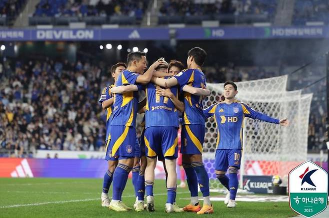 [서울=뉴시스] 프로축구 K리그1 울산 HD 선수단. (사진=한국프로축구연맹 제공) *재판매 및 DB 금지