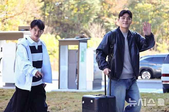 [천안=뉴시스] 황준선 기자 = 대한민국 축구 국가대표팀 김진규(왼쪽)와 박진섭이 10일 오후 충남 천안시 대한민국축구종합센터에 입소하고 있다. 대한민국 축구 국가대표팀은 오는 14일 대전 월드컵경기장에서 볼리비아와 18일 서울월드컵경기장에서 가나와 11월 A매치 평가전을 치른다. 2025.11.10. hwang@newsis.com