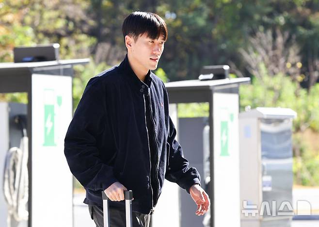 [천안=뉴시스] 황준선 기자 = 대한민국 축구 국가대표팀 원두재가 10일 오후 충남 천안시 대한민국축구종합센터에 입소하고 있다. 대한민국 축구 국가대표팀은 오는 14일 대전 월드컵경기장에서 볼리비아와 18일 서울월드컵경기장에서 가나와 11월 A매치 평가전을 치른다. 2025.11.10. hwang@newsis.com