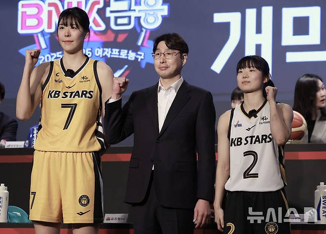 [서울=뉴시스] 정병혁 기자 = 10일 서울 강서구 메이필드호텔에서 열린 BNK 금융 2025-2026 여자프로농구 개막 미디어데이에서 김완수 KB스타즈 감독과 강이슬, 박지수가 포즈를 취하고 있다.  2025.11.10. jhope@newsis.com
