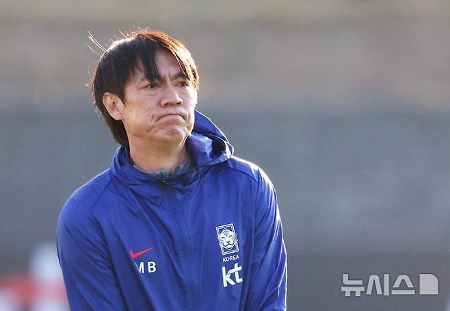 [천안=뉴시스] 황준선 기자 = 홍명보 대한민국 축구 국가대표팀 감독이 10일 오후 충남 천안시 대한민국축구종합센터에서 열린 훈련에서 훈련장을 바라보고 있다. 대한민국 축구 국가대표팀은 오는 14일 대전 월드컵경기장에서 볼리비아와 18일 서울월드컵경기장에서 가나와 11월 A매치 평가전을 치른다. 2025.11.10. hwang@newsis.com