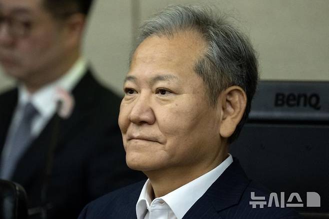 [서울=뉴시스] 사진공동취재단 = 이상민 전 행정안전부 장관이 지난 17일 서울 서초구 서울중앙지법에서 열린 내란 중요임무 종사 등 혐의 첫 공판기일에 출석해 피고인석에 앉아 있다. 2025.10.17. photo@newsis.com