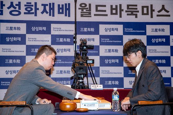 삼성화재배 32강전. 중국 리친청 9단 vs 신진서 9단(사진 오른쪽). 한국기원 제공