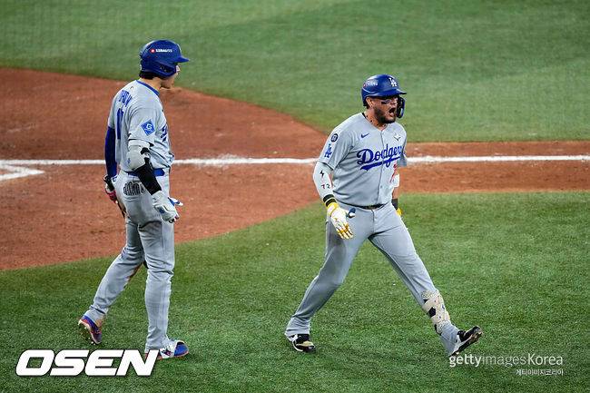 [사진] LA 다저스 미겔 로하스(오른쪽)가 월드시리즈 7차전 9회 동점 홈런을 친 뒤 오타니 쇼헤이와 기뻐하고 있다. ⓒGettyimages(무단전재 및 재배포 금지)