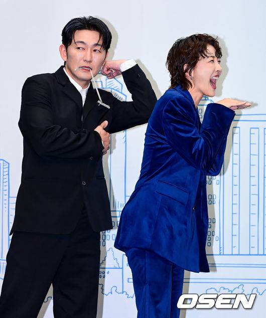 [OSEN=지형준 기자] 10일 오후 서울 상암 스탠포드호텔에서 TV CHOSUN 새 월화미니시리즈 ‘다음생은 없으니까’ 제작발표회가 열렸다.‘다음생은 없으니까’(연출 김정민/극본 신이원/제작 티엠이그룹, 퍼스트맨스튜디오, 메가폰)는 매일 같은 하루, 육아 전쟁과 쳇바퀴 같은 직장생활에 지쳐가는, 마흔 하나 세 친구의 더 나은 ‘완생’을 위한 좌충우돌 코믹 성장기다.배우 허준석, 진서연이 포즈를 취하고 있다. 2025.11.10 /jpnews@osen.co.kr