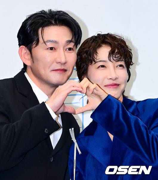 [OSEN=지형준 기자] 10일 오후 서울 상암 스탠포드호텔에서&nbsp;TV CHOSUN&nbsp;새 월화미니시리즈&nbsp;‘다음생은 없으니까’&nbsp;제작발표회가 열렸다.‘다음생은 없으니까’(연출 김정민/극본 신이원/제작 티엠이그룹,&nbsp;퍼스트맨스튜디오,&nbsp;메가폰)는 매일 같은 하루,&nbsp;육아 전쟁과 쳇바퀴 같은 직장생활에 지쳐가는,&nbsp;마흔 하나 세 친구의 더 나은&nbsp;‘완생’을 위한 좌충우돌 코믹 성장기다.배우 허준석, 진서연이 포토타임을 하고 있다. 2025.11.10 /jpnews@osen.co.kr