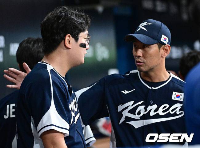 [OSEN=고척, 최규한 기자] 9일 서울 구로구 고척스카이돔에서 ‘2025 NAVER K-BASEBALL SERIES’ 대한민국 야구 대표팀과 체코 야구 대표팀의 평가전이 열렸다.한국은&nbsp;9일 2025 K-베이스볼 시리즈 체코 대표팀과의 경기에 이어 오는&nbsp;15일과 16일 양일에 걸쳐 도쿄돔에서 일본 대표팀과 2경기를 치른다.&nbsp;5회말 2사 1, 3루 상황 마운드를 내려온 대표팀 김서현이 김광삼 코치와 더그아웃에서 대화를 나누고 있다. 2025.11.09 / dreamer@osen.co.kr