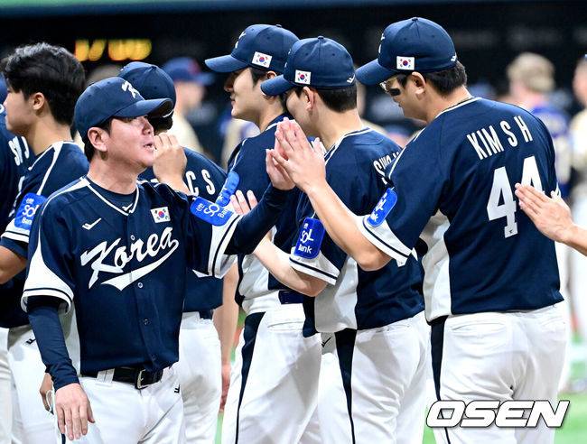 [OSEN=고척, 최규한 기자] 류지현 감독이 이끄는 한국 대표팀이 체코 대표팀과 평가전을 2연승으로 마쳤다. 한국 대표팀은 9일 서울 고척스카이돔에서 열린 ‘2025 NAVER K-BASEBALL SERIES’ 체코와 2번째 평가전에서 장단 17안타를 터뜨리며 11-1로 승리했다.경기를 마치고 한국 류지현 감독과 김서현을 비롯한 선수들이 인사를 나누고 있다. 2025.11.09 / dreamer@osen.co.kr