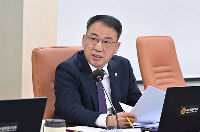 제333회 정례회의 2025년 정원도시국 행정사무감사에서 질의하는 김재진 의원