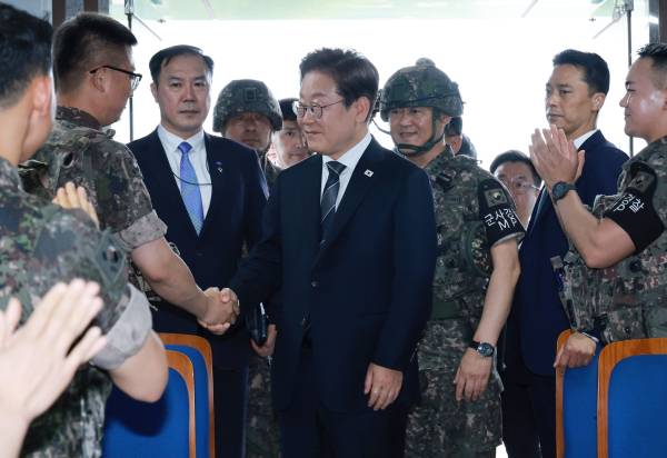 이재명 대통령이 육군 25사단을 방문해 장병들을 격려하고 있다. 연합뉴스