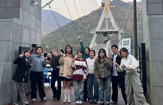 지난 7일 영천시가 초청한 한국관광공사 SNS기자단이 보현산 출렁다리에서 기념사진을 찍고 있다. &copy;영천시