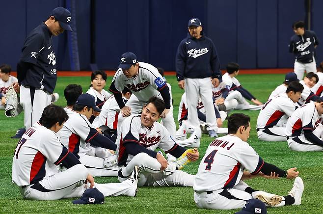 KT 안현민(가운데)이 4일 고척스카이돔에서 열린 ‘K-베이스볼 시리즈’ 대비 훈련 도중 동료들과 몸을 풀고 있다. 고척｜뉴시스