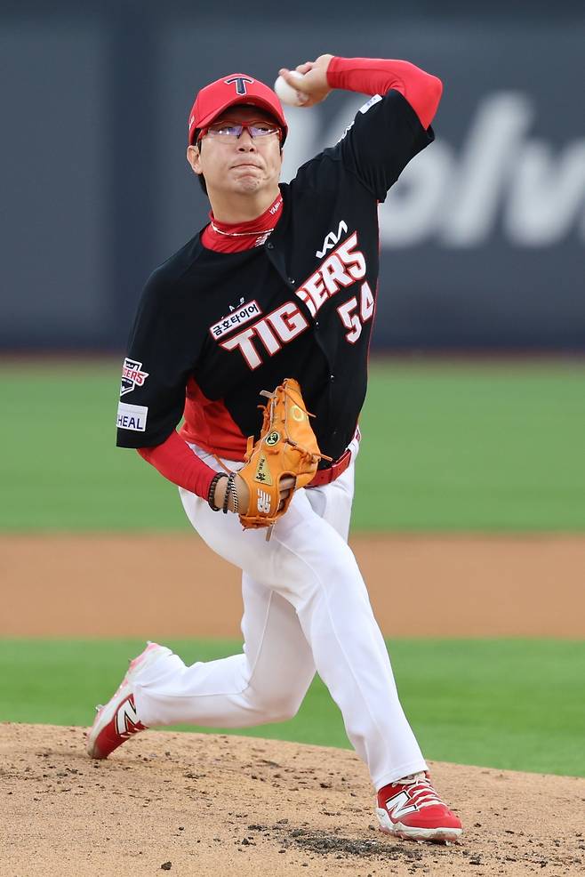 LG 김현수, 한화 손아섭, 삼성 강민호, KT 황재균, KIA 최형우, 양현종은 9일 개장한 2026년 FA 시장에서 큰 관심을 받고 있다. KBO리그를 호령하는 슈퍼스타인 데다 보상 등급도 인적 보상이 필요없는 C등급이라 더욱 매력적이다. KIA 양현종. 사진제공｜KIA 타이거즈